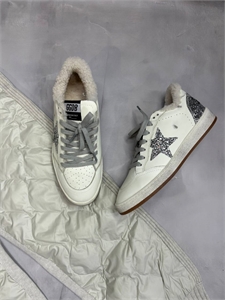 {{productViewItem.photos[photoViewList.activeNavIndex].Alt || productViewItem.photos[photoViewList.activeNavIndex].Description || 'Кроссовки GOLDEN GOOSE'}}