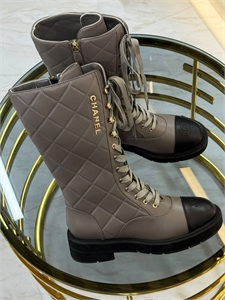 {{productViewItem.photos[photoViewList.activeNavIndex].Alt || productViewItem.photos[photoViewList.activeNavIndex].Description || 'Сапоги CHANEL'}}