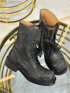 {{productViewItem.photos[photoViewList.activeNavIndex].Alt || productViewItem.photos[photoViewList.activeNavIndex].Description || 'Ботинки MIU MIU'}}