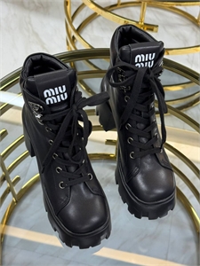 {{productViewItem.photos[photoViewList.activeNavIndex].Alt || productViewItem.photos[photoViewList.activeNavIndex].Description || 'Ботинки MIU MIU'}}