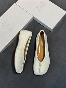 {{productViewItem.photos[photoViewList.activeNavIndex].Alt || productViewItem.photos[photoViewList.activeNavIndex].Description || 'Балетки MAISON MARGIELA'}}