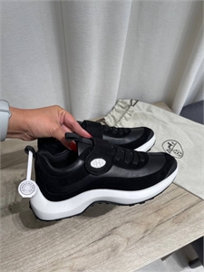 {{productViewItem.photos[photoViewList.activeNavIndex].Alt || productViewItem.photos[photoViewList.activeNavIndex].Description || 'Кроссовки HERMES'}}