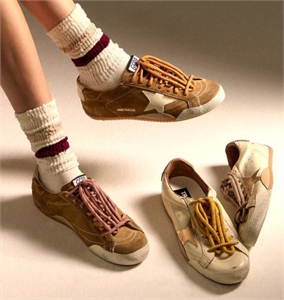 {{productViewItem.photos[photoViewList.activeNavIndex].Alt || productViewItem.photos[photoViewList.activeNavIndex].Description || 'Кеды GOLDEN GOOSE'}}