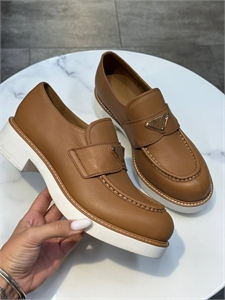 {{productViewItem.photos[photoViewList.activeNavIndex].Alt || productViewItem.photos[photoViewList.activeNavIndex].Description || 'Лоферы PRADA'}}