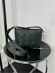 {{productViewItem.photos[photoViewList.activeNavIndex].Alt || productViewItem.photos[photoViewList.activeNavIndex].Description || 'Сумка BV'}}