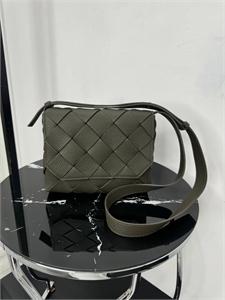 {{productViewItem.photos[photoViewList.activeNavIndex].Alt || productViewItem.photos[photoViewList.activeNavIndex].Description || 'Сумка BV'}}