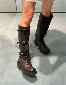 {{productViewItem.photos[photoViewList.activeNavIndex].Alt || productViewItem.photos[photoViewList.activeNavIndex].Description || 'Сапоги MIU MIU'}}