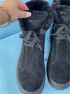 {{productViewItem.photos[photoViewList.activeNavIndex].Alt || productViewItem.photos[photoViewList.activeNavIndex].Description || 'Ботинки PRADA'}}