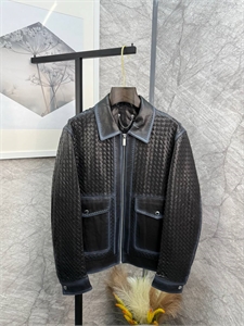 {{productViewItem.photos[photoViewList.activeNavIndex].Alt || productViewItem.photos[photoViewList.activeNavIndex].Description || 'Кожаная куртка BERLUTI'}}