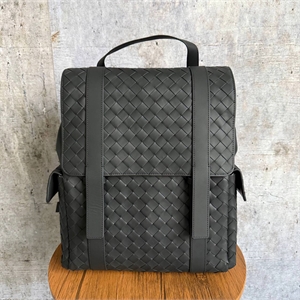 {{productViewItem.photos[photoViewList.activeNavIndex].Alt || productViewItem.photos[photoViewList.activeNavIndex].Description || 'сумка BV'}}