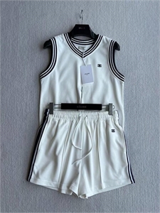 {{productViewItem.photos[photoViewList.activeNavIndex].Alt || productViewItem.photos[photoViewList.activeNavIndex].Description || 'Костюм CELINE'}}