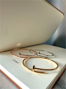 {{productViewItem.photos[photoViewList.activeNavIndex].Alt || productViewItem.photos[photoViewList.activeNavIndex].Description || 'Браслет CARTIER'}}