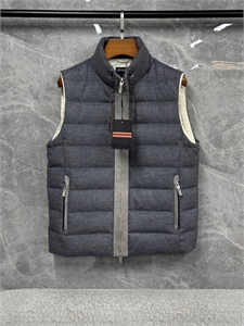 {{productViewItem.photos[photoViewList.activeNavIndex].Alt || productViewItem.photos[photoViewList.activeNavIndex].Description || 'жилет ZEGNA'}}