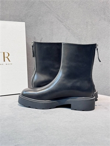 {{productViewItem.photos[photoViewList.activeNavIndex].Alt || productViewItem.photos[photoViewList.activeNavIndex].Description || 'Ботинки THE ROW'}}