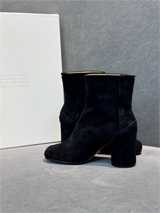 {{productViewItem.photos[photoViewList.activeNavIndex].Alt || productViewItem.photos[photoViewList.activeNavIndex].Description || 'Ботильоны MAISON MARGIELA'}}