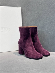 {{productViewItem.photos[photoViewList.activeNavIndex].Alt || productViewItem.photos[photoViewList.activeNavIndex].Description || 'Ботильоны MAISON MARGIELA'}}