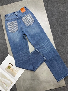 {{productViewItem.photos[photoViewList.activeNavIndex].Alt || productViewItem.photos[photoViewList.activeNavIndex].Description || 'Джинсы VALENTINO'}}