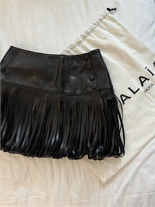 {{productViewItem.photos[photoViewList.activeNavIndex].Alt || productViewItem.photos[photoViewList.activeNavIndex].Description || 'Юбка ALAIA'}}