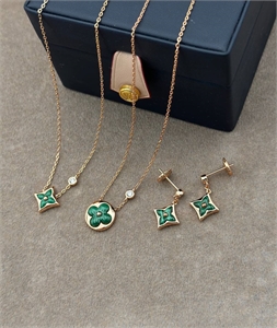 {{productViewItem.photos[photoViewList.activeNavIndex].Alt || productViewItem.photos[photoViewList.activeNavIndex].Description || 'Кулон LOUIS VUITTON'}}