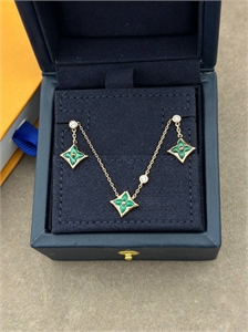 {{productViewItem.photos[photoViewList.activeNavIndex].Alt || productViewItem.photos[photoViewList.activeNavIndex].Description || 'Серьги LOUIS VUITTON'}}