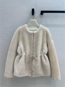 {{productViewItem.photos[photoViewList.activeNavIndex].Alt || productViewItem.photos[photoViewList.activeNavIndex].Description || 'Бомбер MONCLER Цигейка'}}