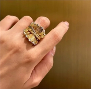 {{productViewItem.photos[photoViewList.activeNavIndex].Alt || productViewItem.photos[photoViewList.activeNavIndex].Description || 'Кольцо CARTIER'}}