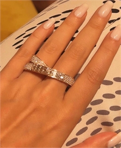 {{productViewItem.photos[photoViewList.activeNavIndex].Alt || productViewItem.photos[photoViewList.activeNavIndex].Description || 'Кольцо HERMES'}}