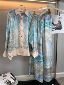 {{productViewItem.photos[photoViewList.activeNavIndex].Alt || productViewItem.photos[photoViewList.activeNavIndex].Description || 'Костюм ZIMMERMANN'}}