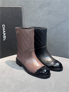 {{productViewItem.photos[photoViewList.activeNavIndex].Alt || productViewItem.photos[photoViewList.activeNavIndex].Description || 'Сапоги CHANEL'}}