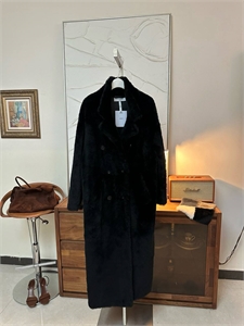 {{productViewItem.photos[photoViewList.activeNavIndex].Alt || productViewItem.photos[photoViewList.activeNavIndex].Description || 'Пальто DIOR'}}