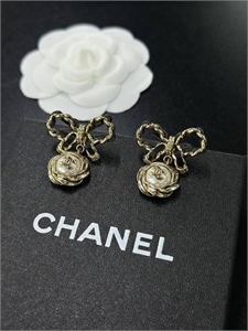 {{productViewItem.photos[photoViewList.activeNavIndex].Alt || productViewItem.photos[photoViewList.activeNavIndex].Description || 'Серьги CHANEL'}}