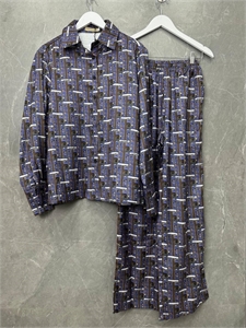 {{productViewItem.photos[photoViewList.activeNavIndex].Alt || productViewItem.photos[photoViewList.activeNavIndex].Description || 'Костюм BURBERRY'}}