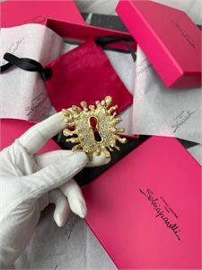 {{productViewItem.photos[photoViewList.activeNavIndex].Alt || productViewItem.photos[photoViewList.activeNavIndex].Description || 'Брошь Schiaparelli'}}