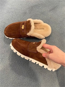 {{productViewItem.photos[photoViewList.activeNavIndex].Alt || productViewItem.photos[photoViewList.activeNavIndex].Description || 'Мюли MIU MIU'}}