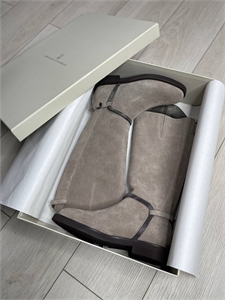 {{productViewItem.photos[photoViewList.activeNavIndex].Alt || productViewItem.photos[photoViewList.activeNavIndex].Description || 'Сапоги BRUNELLO CUCINELLI'}}