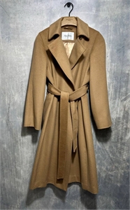 {{productViewItem.photos[photoViewList.activeNavIndex].Alt || productViewItem.photos[photoViewList.activeNavIndex].Description || 'Пальто Max Mara'}}