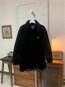 {{productViewItem.photos[photoViewList.activeNavIndex].Alt || productViewItem.photos[photoViewList.activeNavIndex].Description || 'Шуба PRADA'}}