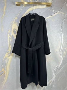 {{productViewItem.photos[photoViewList.activeNavIndex].Alt || productViewItem.photos[photoViewList.activeNavIndex].Description || 'Пальто LORO PIANA'}}