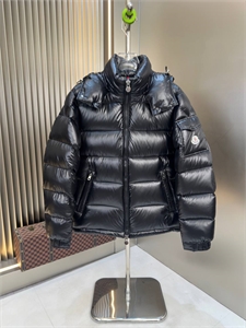 {{productViewItem.photos[photoViewList.activeNavIndex].Alt || productViewItem.photos[photoViewList.activeNavIndex].Description || 'Пуховик MONCLER'}}
