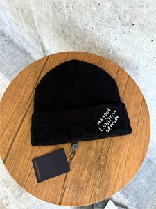 {{productViewItem.photos[photoViewList.activeNavIndex].Alt || productViewItem.photos[photoViewList.activeNavIndex].Description || 'Шапка LV'}}