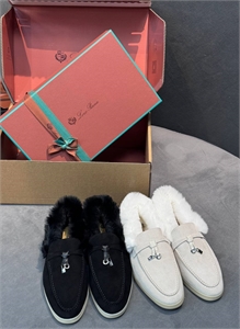 {{productViewItem.photos[photoViewList.activeNavIndex].Alt || productViewItem.photos[photoViewList.activeNavIndex].Description || 'Лоферы LORO PIANA'}}