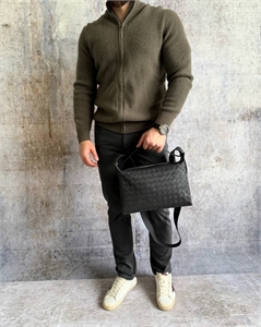 {{productViewItem.photos[photoViewList.activeNavIndex].Alt || productViewItem.photos[photoViewList.activeNavIndex].Description || 'Сумка BOTTEGA'}}