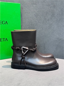 {{productViewItem.photos[photoViewList.activeNavIndex].Alt || productViewItem.photos[photoViewList.activeNavIndex].Description || 'Ботинки BOTTEGA VENETA'}}