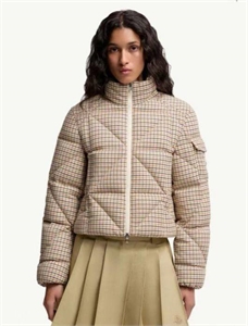 {{productViewItem.photos[photoViewList.activeNavIndex].Alt || productViewItem.photos[photoViewList.activeNavIndex].Description || 'Куртка MONCLER'}}