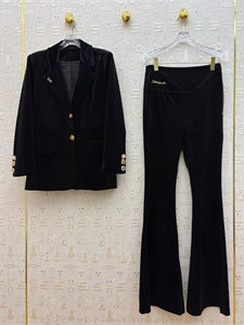 {{productViewItem.photos[photoViewList.activeNavIndex].Alt || productViewItem.photos[photoViewList.activeNavIndex].Description || 'Пиджак Schiaparelli'}}