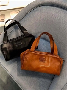 {{productViewItem.photos[photoViewList.activeNavIndex].Alt || productViewItem.photos[photoViewList.activeNavIndex].Description || 'Сумка MIU MIU'}}