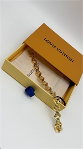 {{productViewItem.photos[photoViewList.activeNavIndex].Alt || productViewItem.photos[photoViewList.activeNavIndex].Description || 'Браслет  LOUIS VUITTON'}}