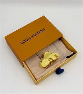 {{productViewItem.photos[photoViewList.activeNavIndex].Alt || productViewItem.photos[photoViewList.activeNavIndex].Description || 'Заколка LOUIS VUITTON'}}