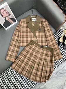 {{productViewItem.photos[photoViewList.activeNavIndex].Alt || productViewItem.photos[photoViewList.activeNavIndex].Description || 'Костюм MIU MIU'}}