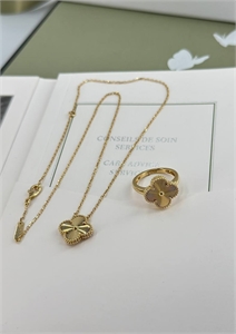 {{productViewItem.photos[photoViewList.activeNavIndex].Alt || productViewItem.photos[photoViewList.activeNavIndex].Description || 'Кольцо Van Cleef золото 750 п'}}